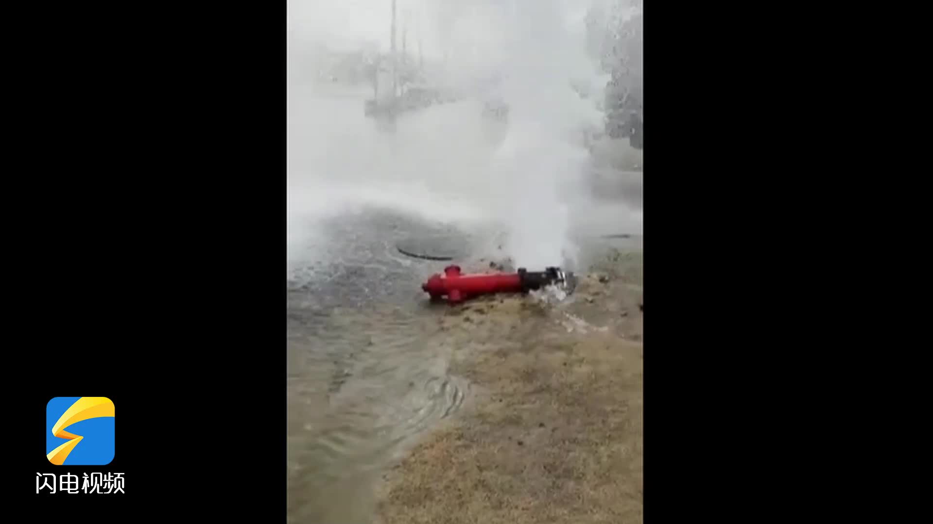 消防栓被撞断，水柱喷涌而起！滕州维修人员冰点天气里维修二十分钟