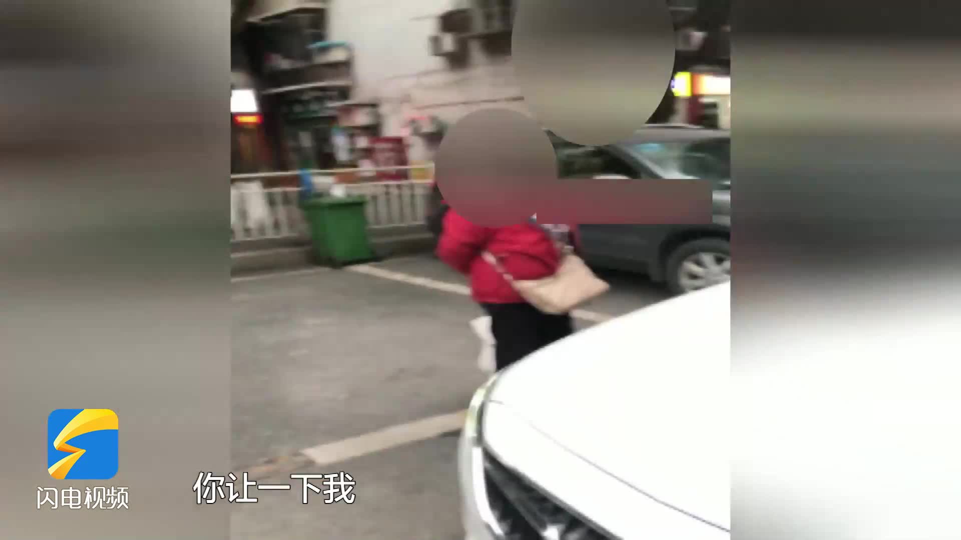 重慶一大媽“人肉占車位” 打感情牌迫使車主無奈離開