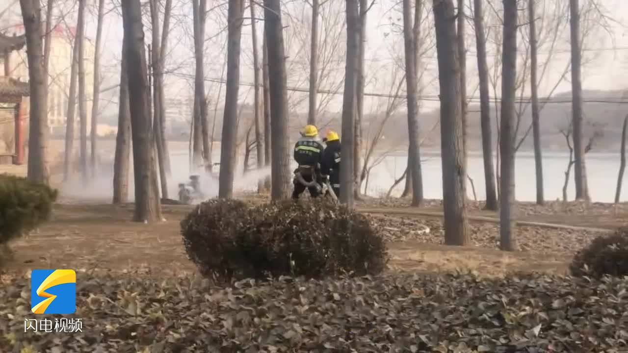 太巧了！消防外出日常训练正碰上树林里自燃的电动车