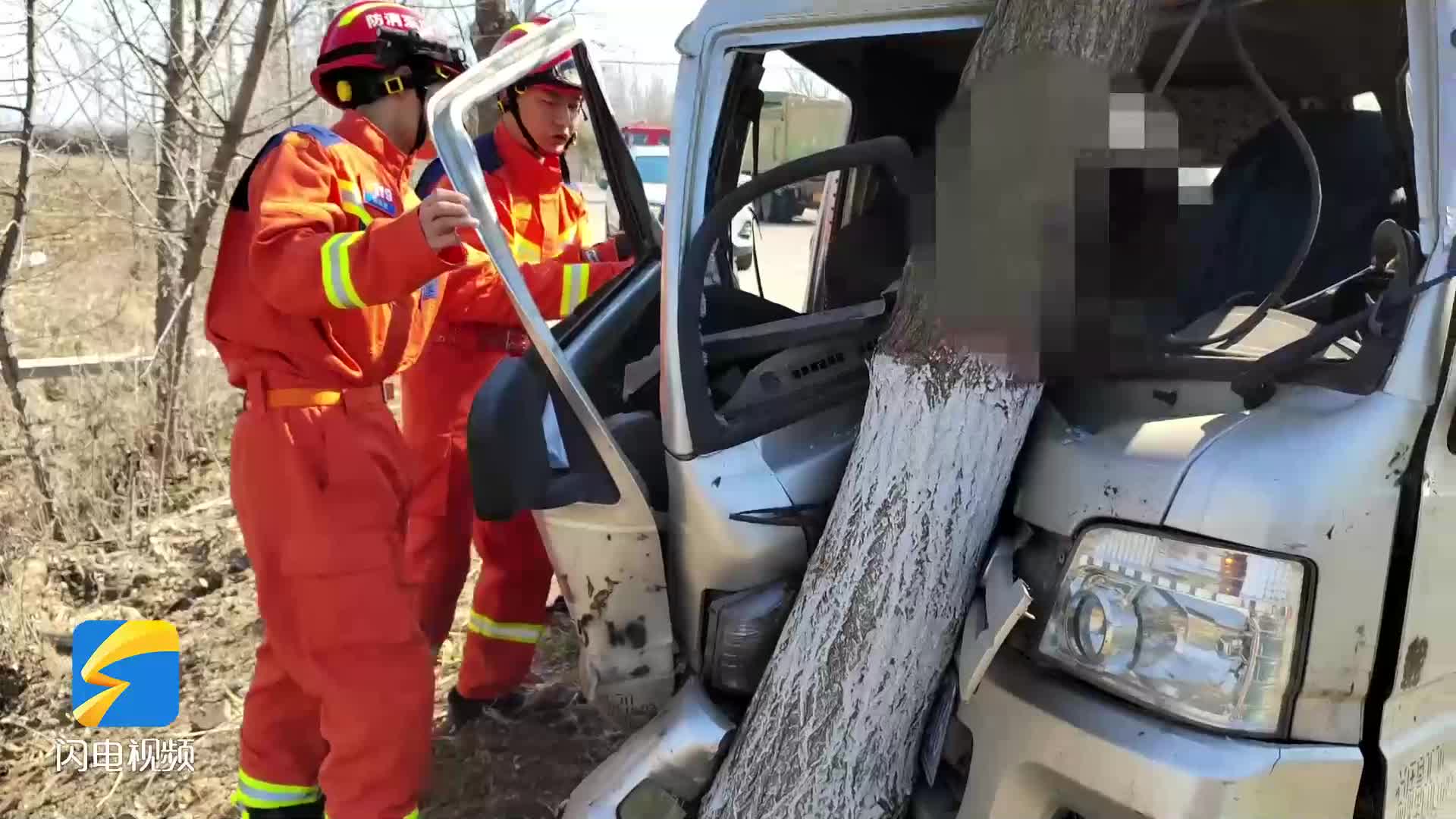 泰安宁阳一面包车撞树驾驶员被卡 消防拆车救人