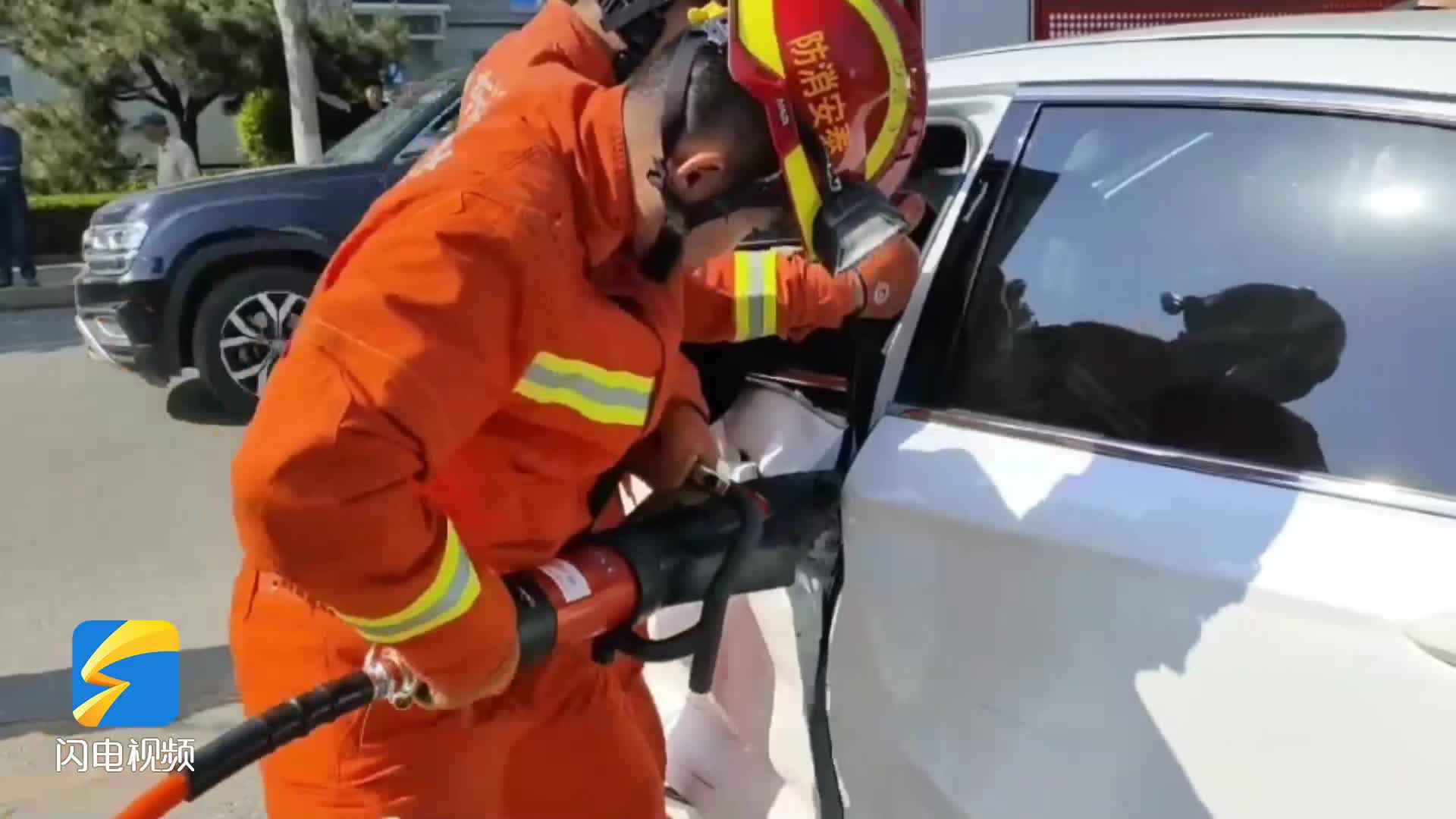 泰安：一男子被困驾驶室 泰安消防紧急救援
