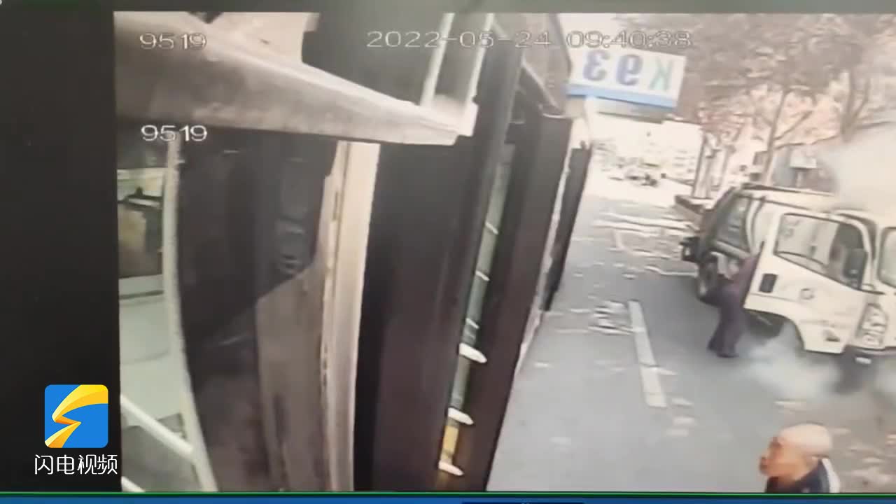 路遇货车起火 路过的公交驾驶员拎起灭火器就冲下车去