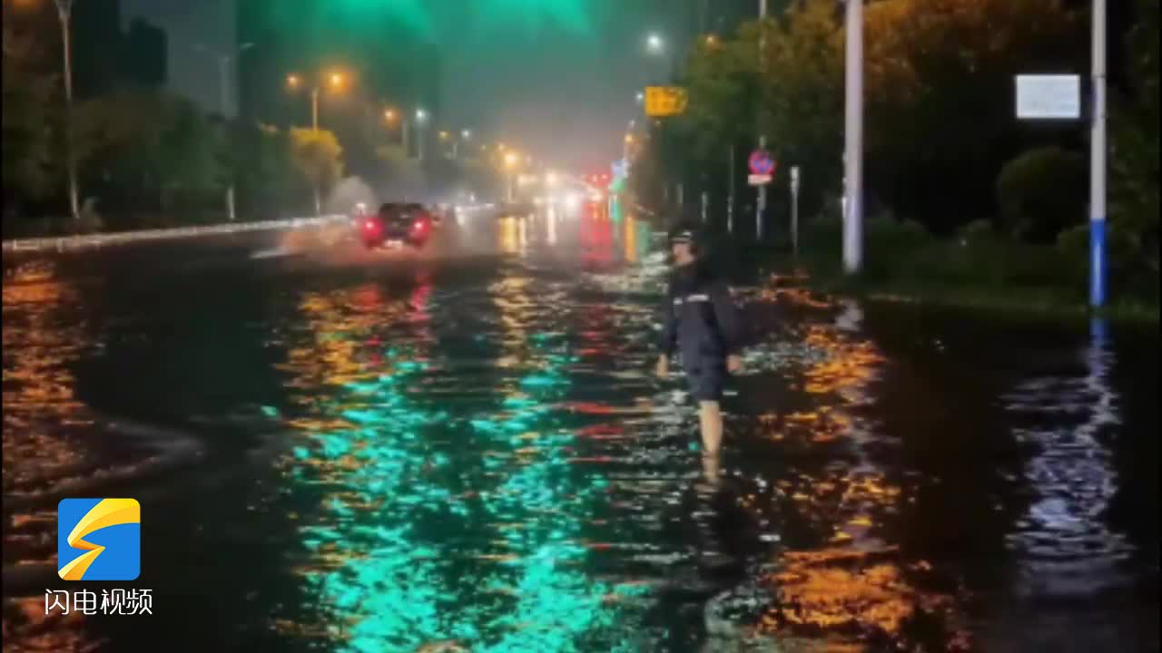 大雨中的滨州温度 滨州交警“雨”你一起扛