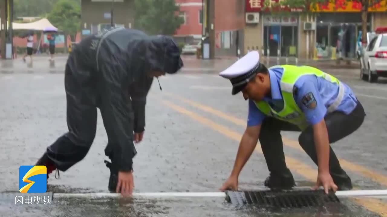 雨中，滨州沾化公安交警守护道路交通安全