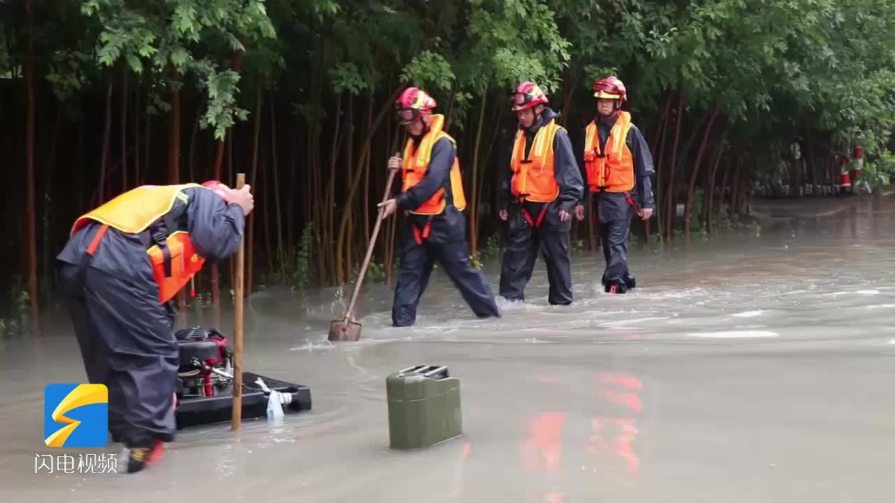 滨州沾化：连续降雨多名群众被困 消防紧急疏散转移