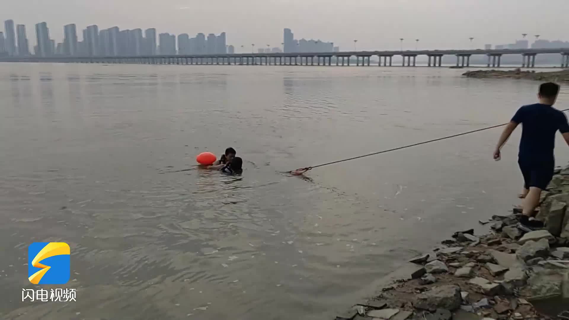 游泳体力不支被困河滩 临沂消防到场“巧”施救