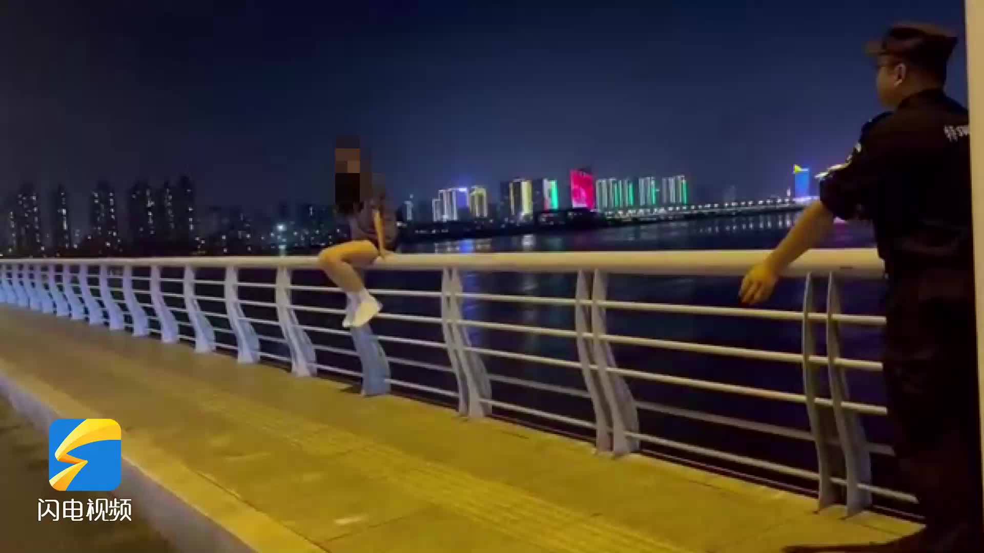 临沂一女孩欲跳河轻生 执勤辅警和热心市民暖心安抚