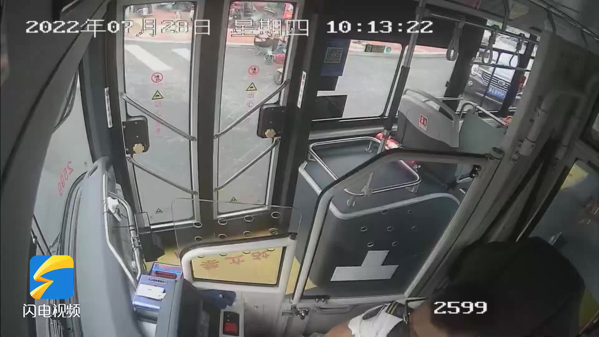惊险！济南一市民骑车突然摔倒在公交车旁，司机紧急制动躲避