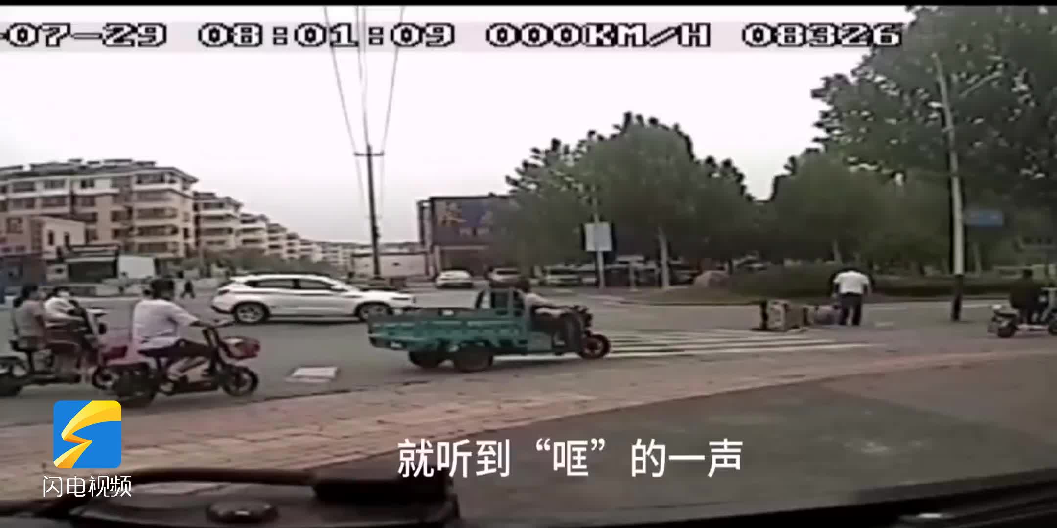 济南：电动三轮车意外侧翻 路过的公交司机挺身而出