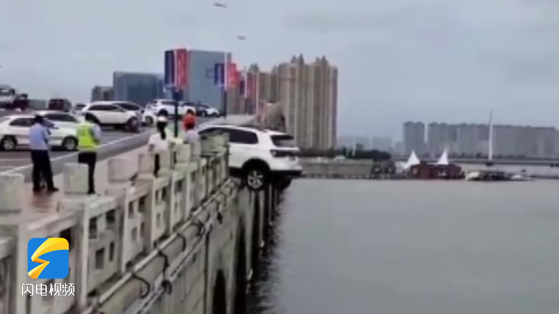 惊险一幕！事发滨州中海 一车辆悬空挂在桥上