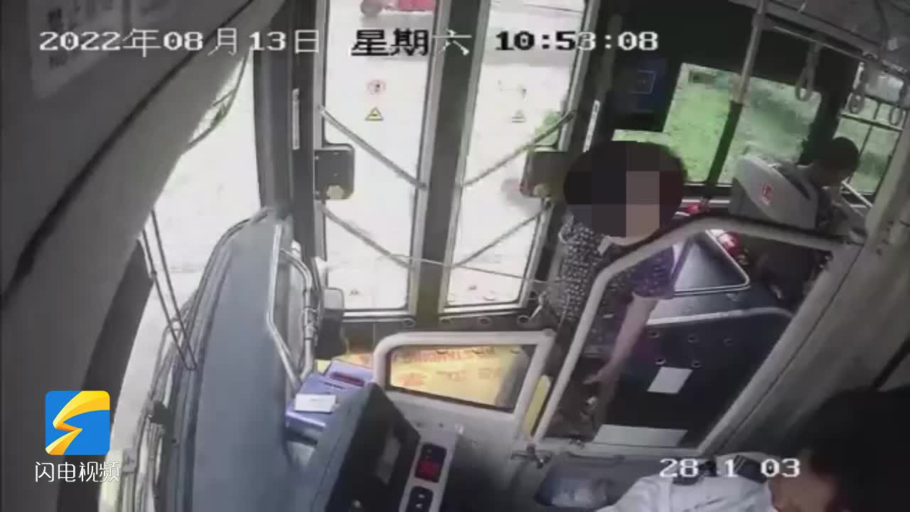 老人乘公交车突然晕倒 司机和乘客及时救助