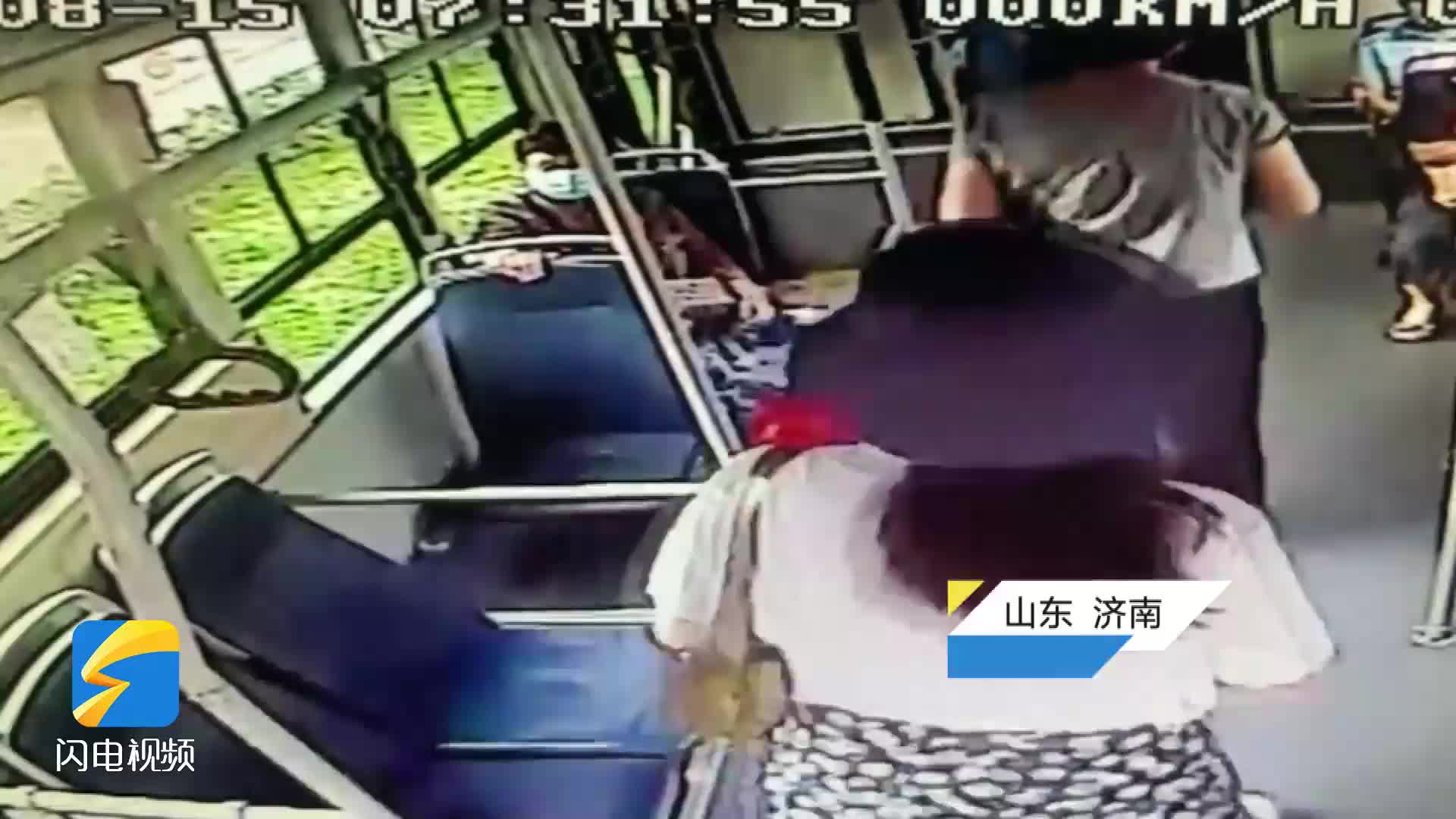 女子将孩子2000多元学费落在公交车上 驾驶员完璧归赵