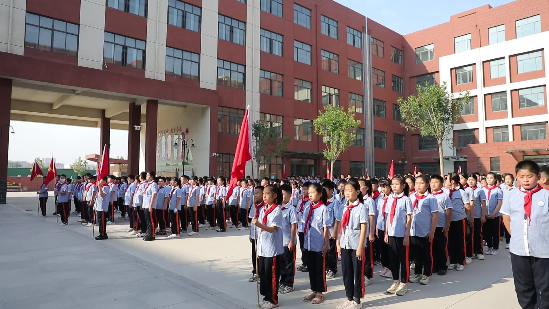 郓城县西关小学举行迎国庆升旗仪式