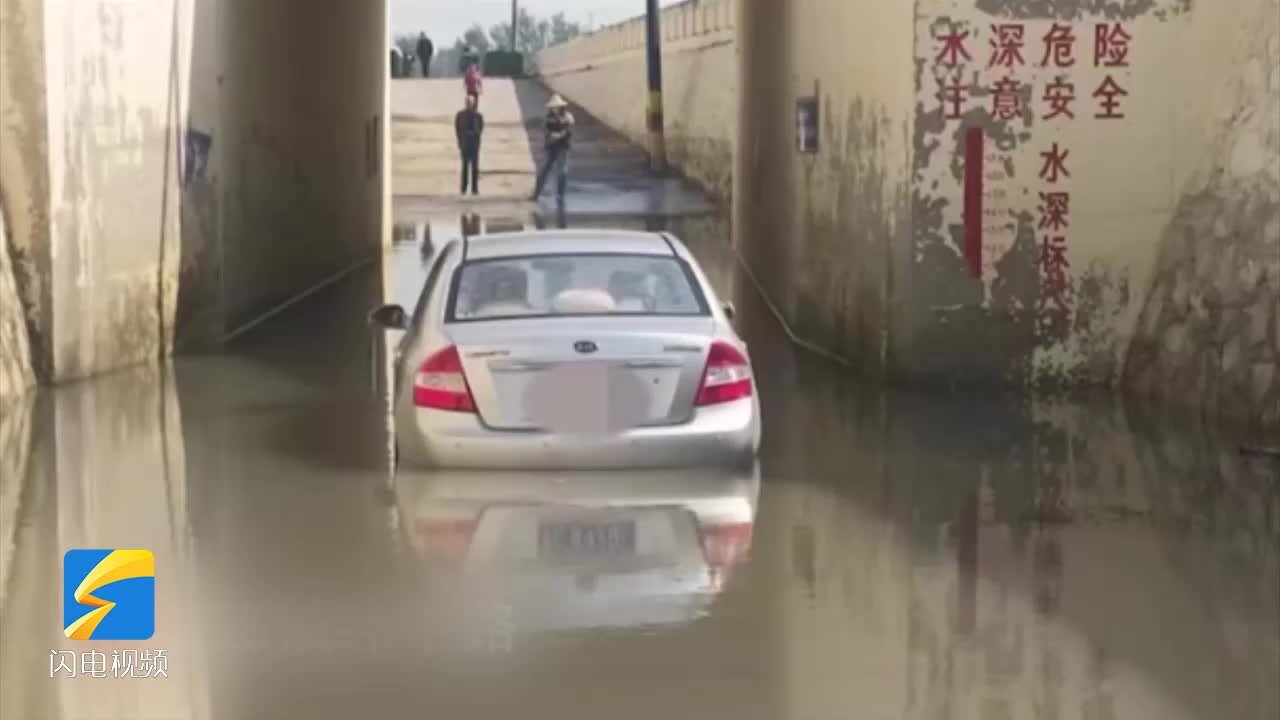 车辆经过积水路段抛锚 博兴县公安局民警及时救援
