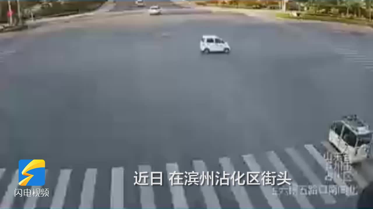 滨州：两人共骑电动车 闯了红灯都遭殃