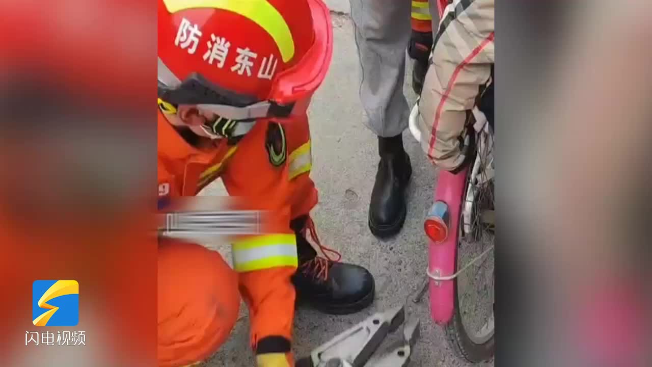 滨州一男孩右脚卷入自行车轮 消防员取出后帮按摩