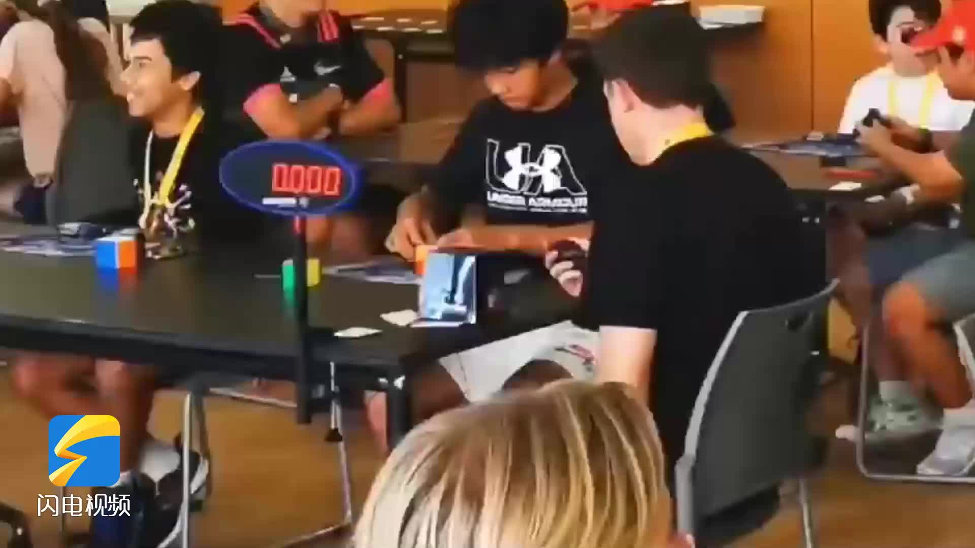 0.47秒！山东13岁男孩创造二阶魔方世界新纪录