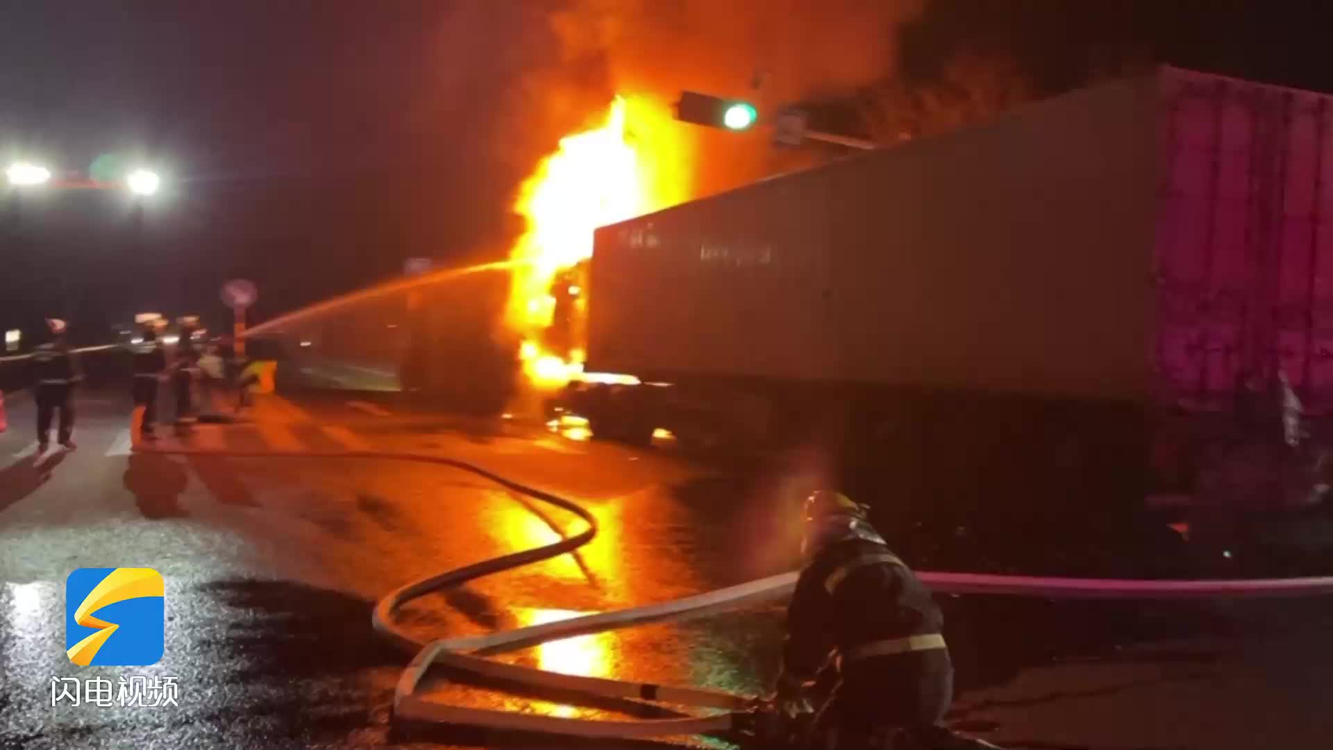 货车追尾满载柴油罐车并起火燃烧 临沂消防紧急排险