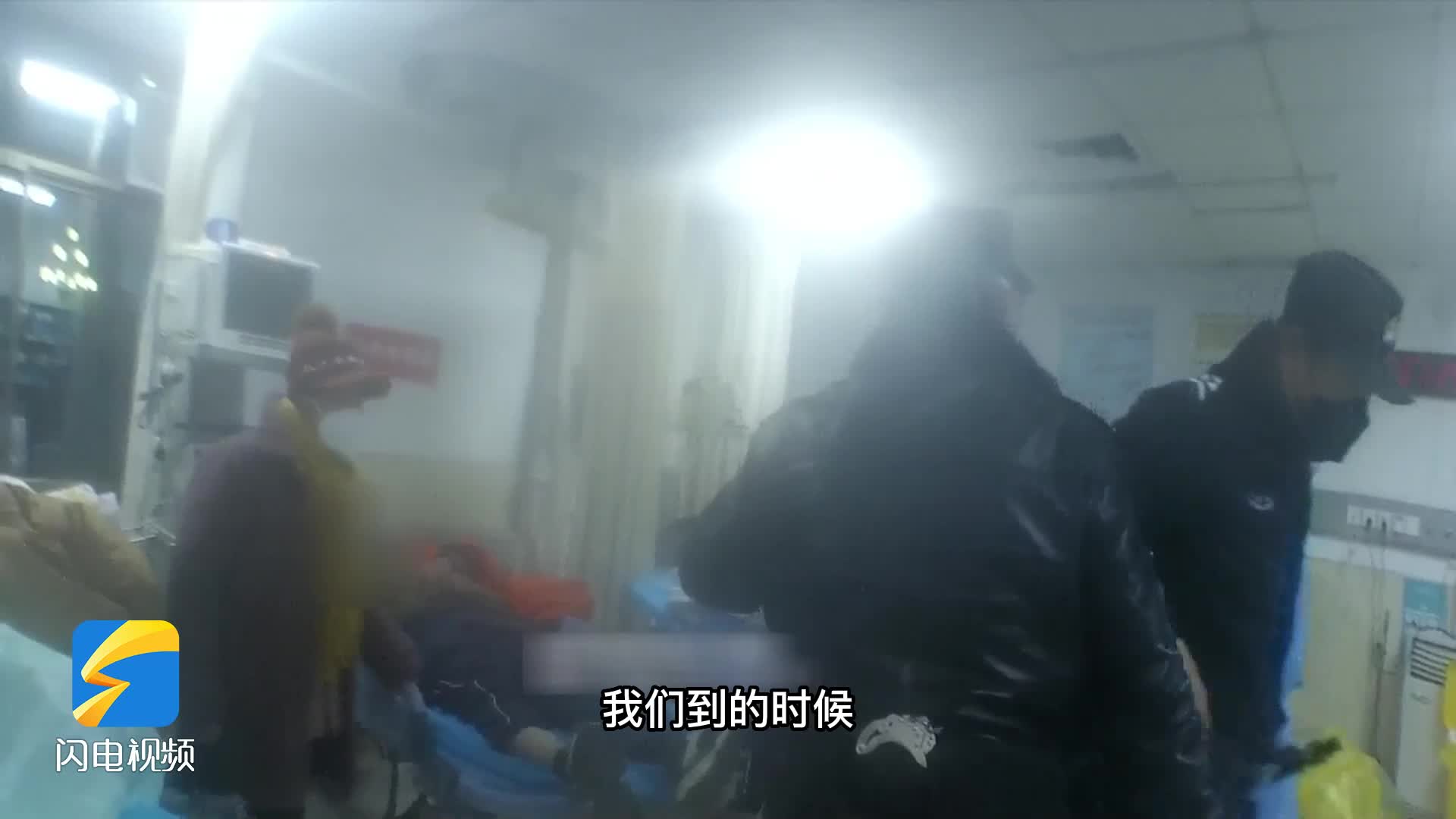 东营：严冬时节 男子喝醉酒倒卧路边 民警紧急救援