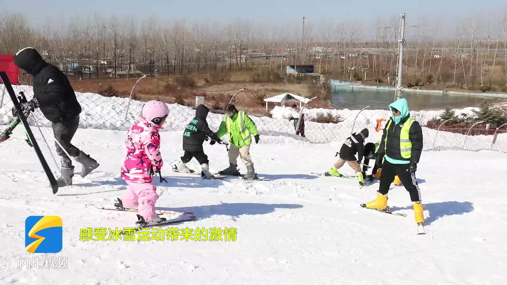枣庄市台儿庄区：滑雪场掀起春节旅游热潮