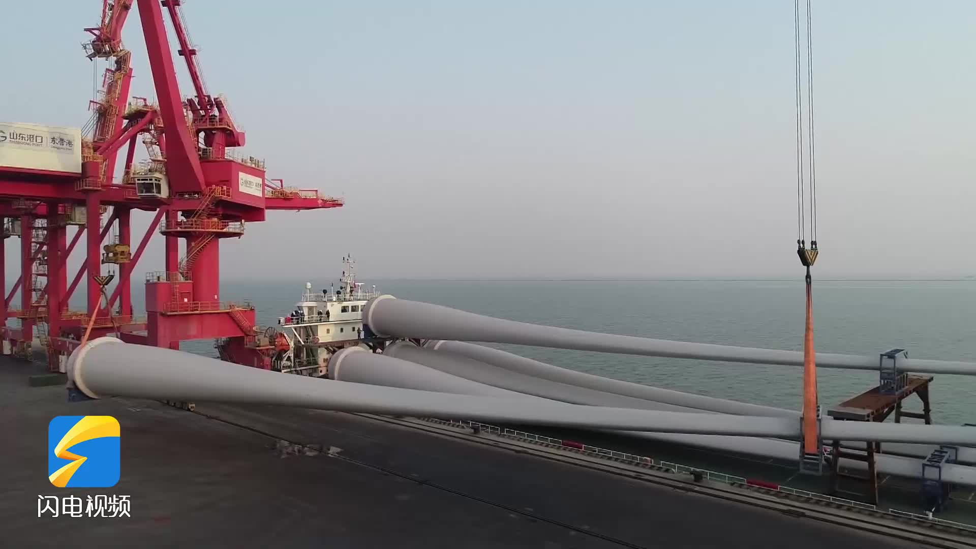 东营港广利港区超长海上风电叶片首次双层装船出海