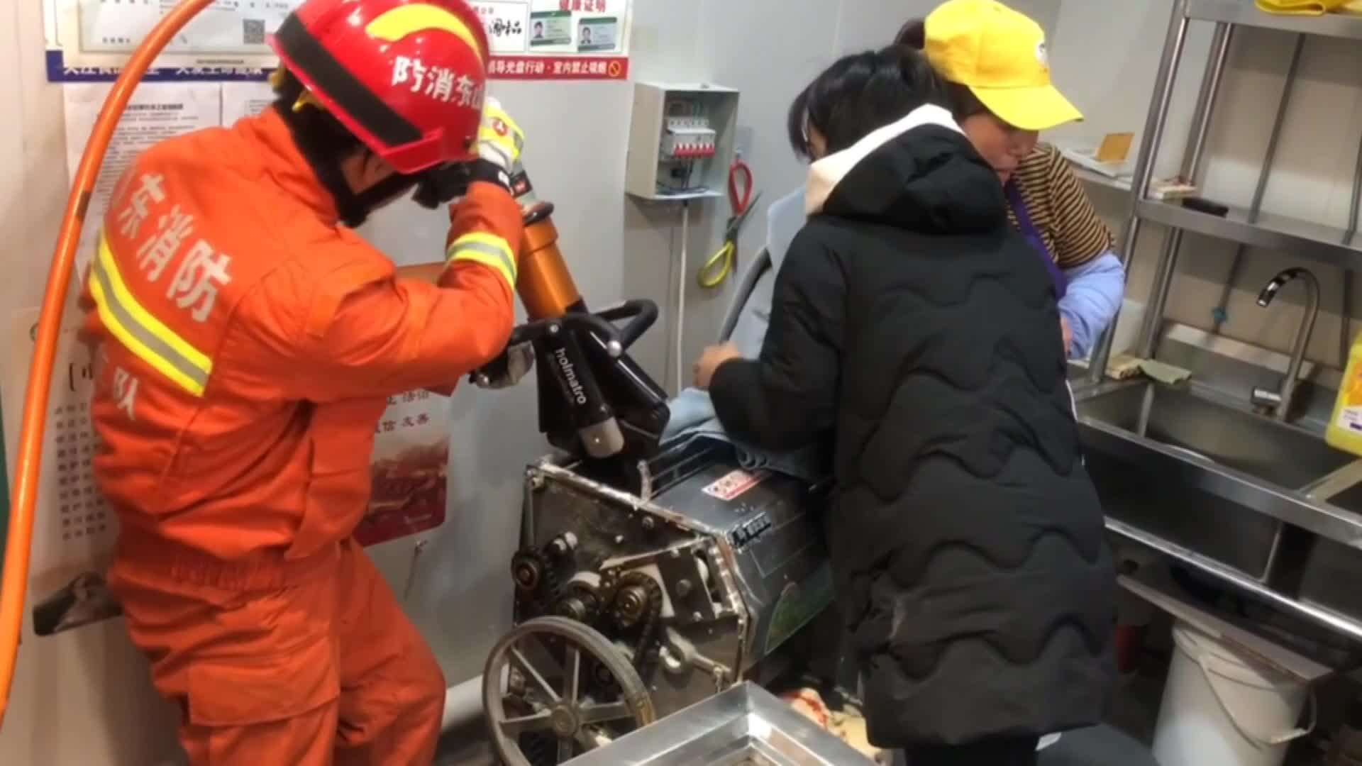 惊险！女子被压面机夹手 青州消防10分钟成功救援