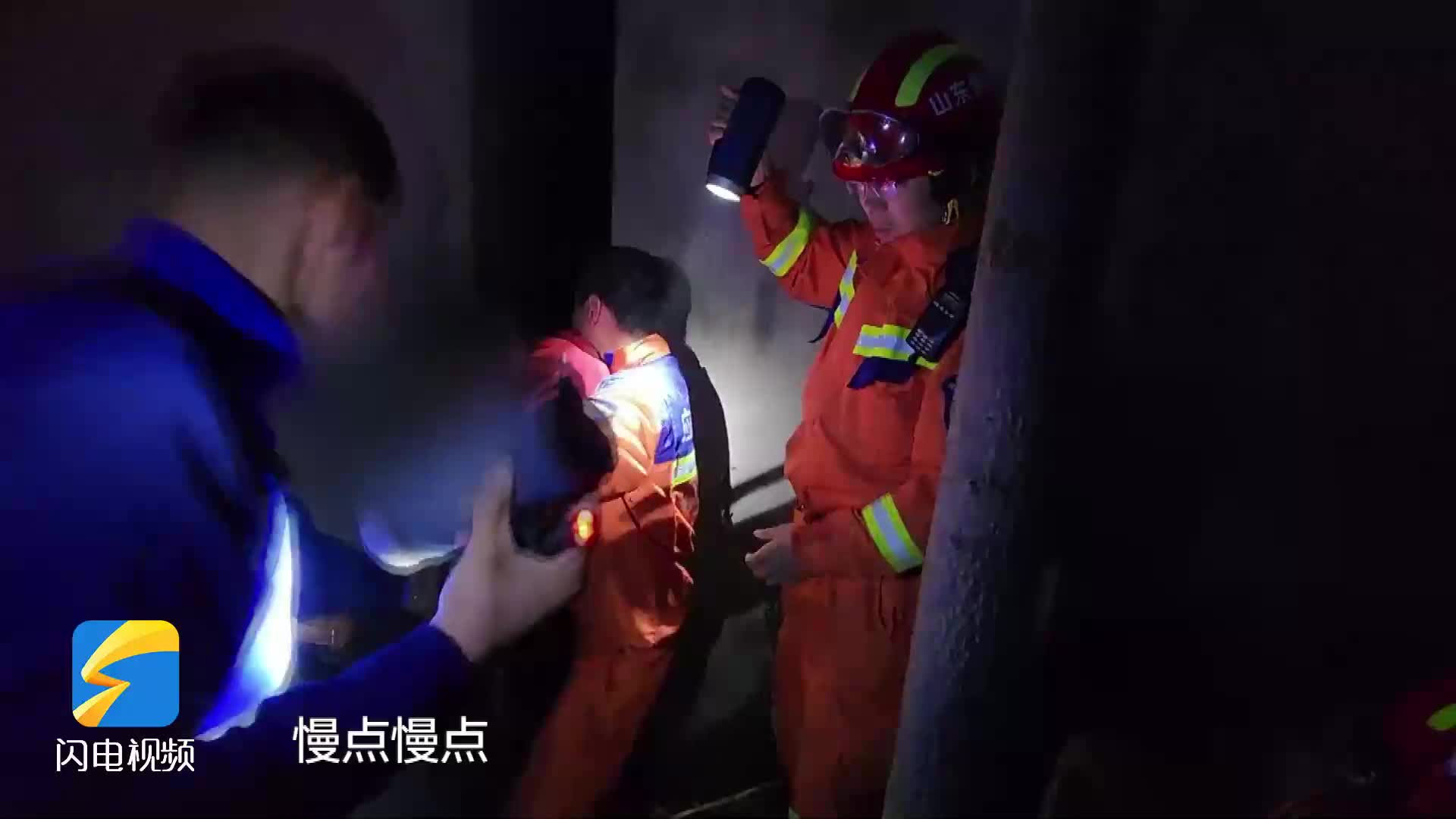 枣庄：九旬老人雨天被困墙缝 消防紧急营救