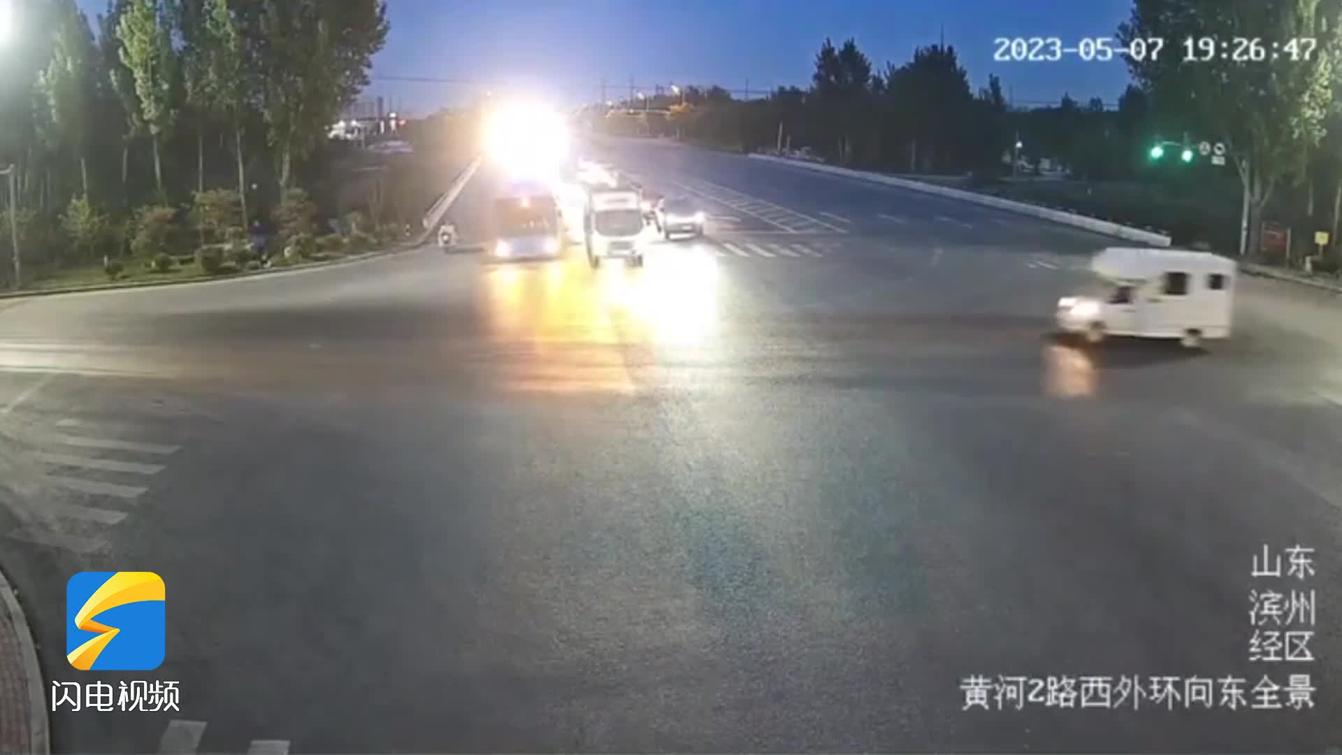 一个闯红灯 一个未按规定车道行驶 结果双双“受伤”