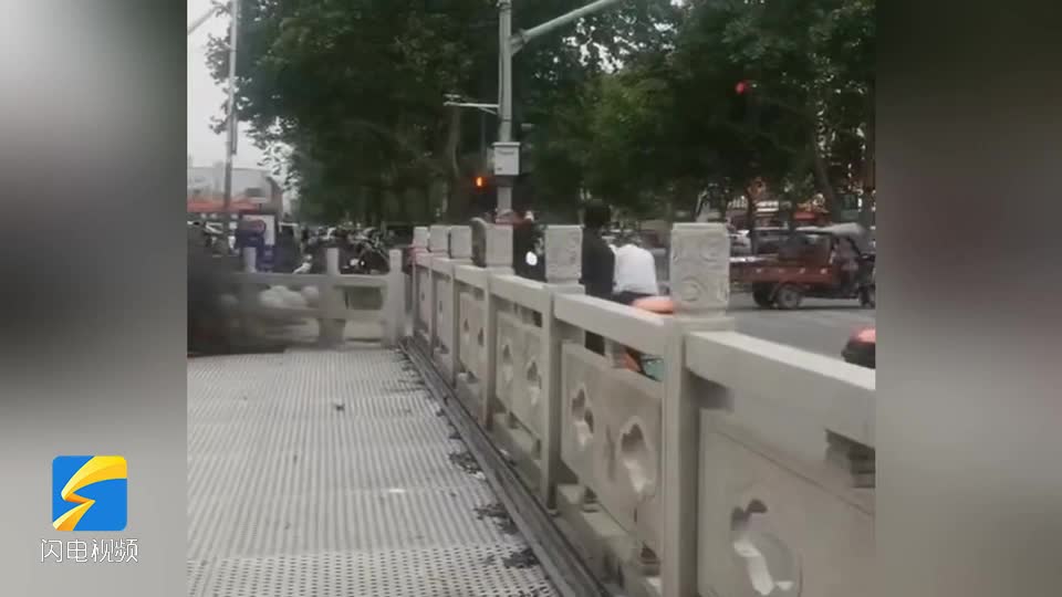 桥边杂物突然着火 济南公交驾驶员变身消防员紧急灭火