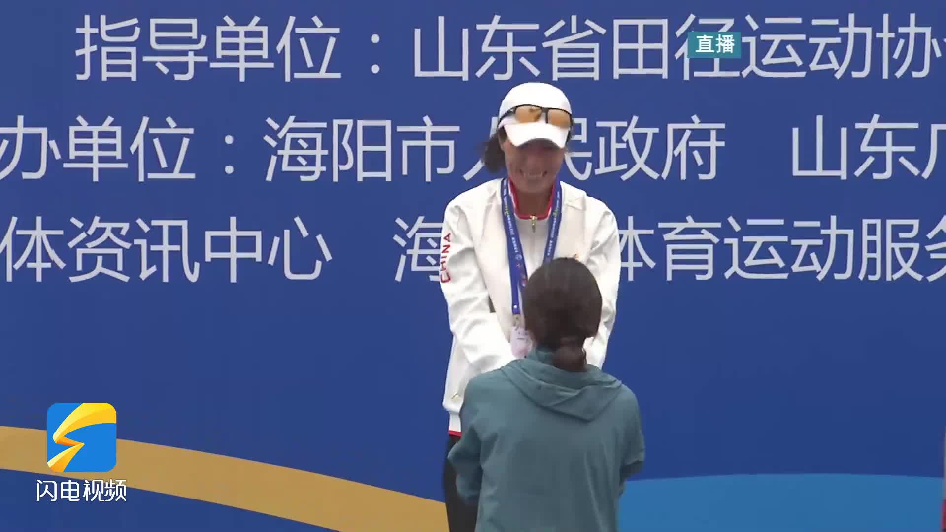 冠军诞生！中国参赛选手陈为芬用时2小时43分08秒夺全马女子组别冠军
