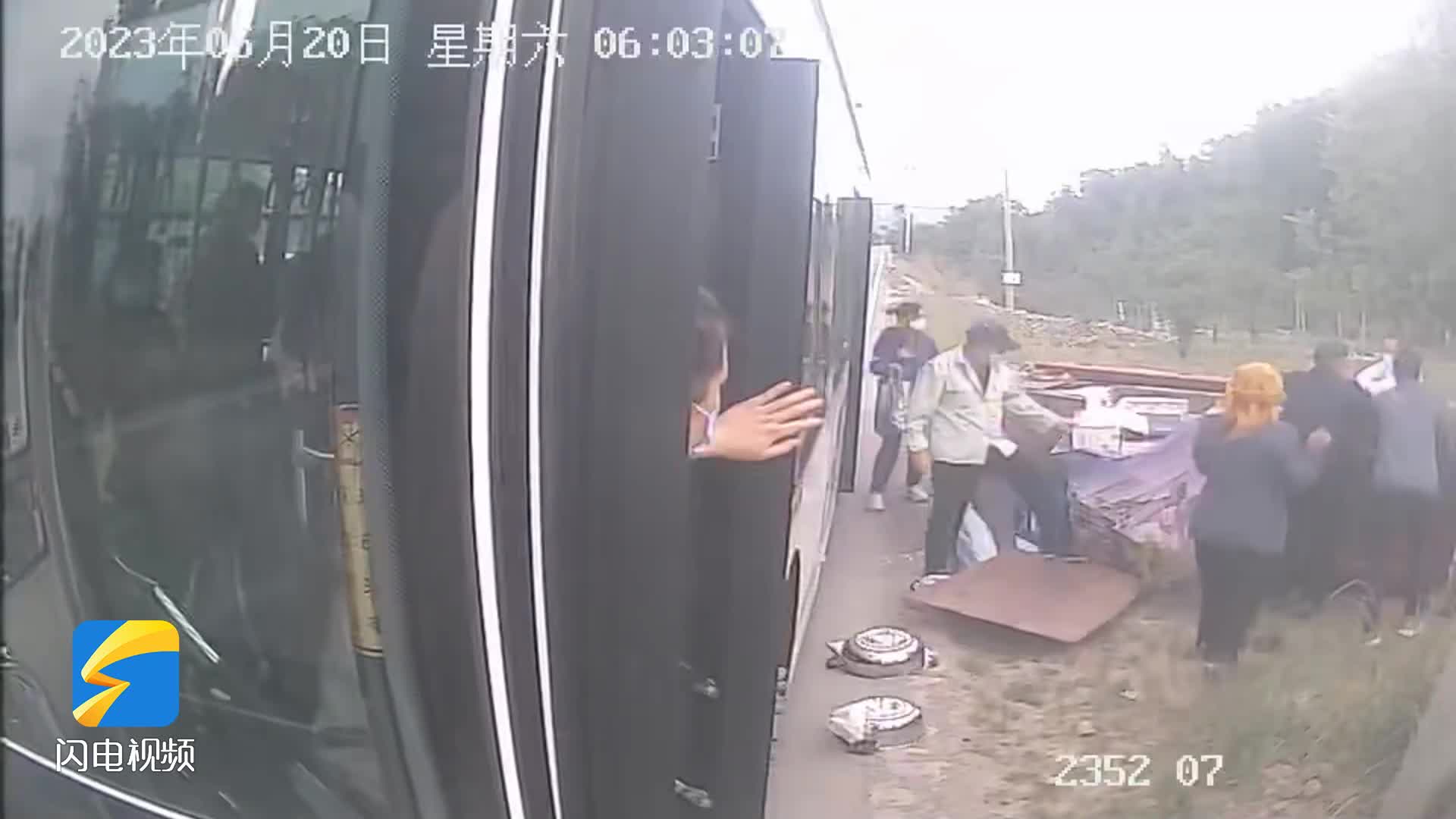 机动三轮货车冲进路旁庄稼地侧翻 路过的公交驾驶员带着一车乘客下去救人