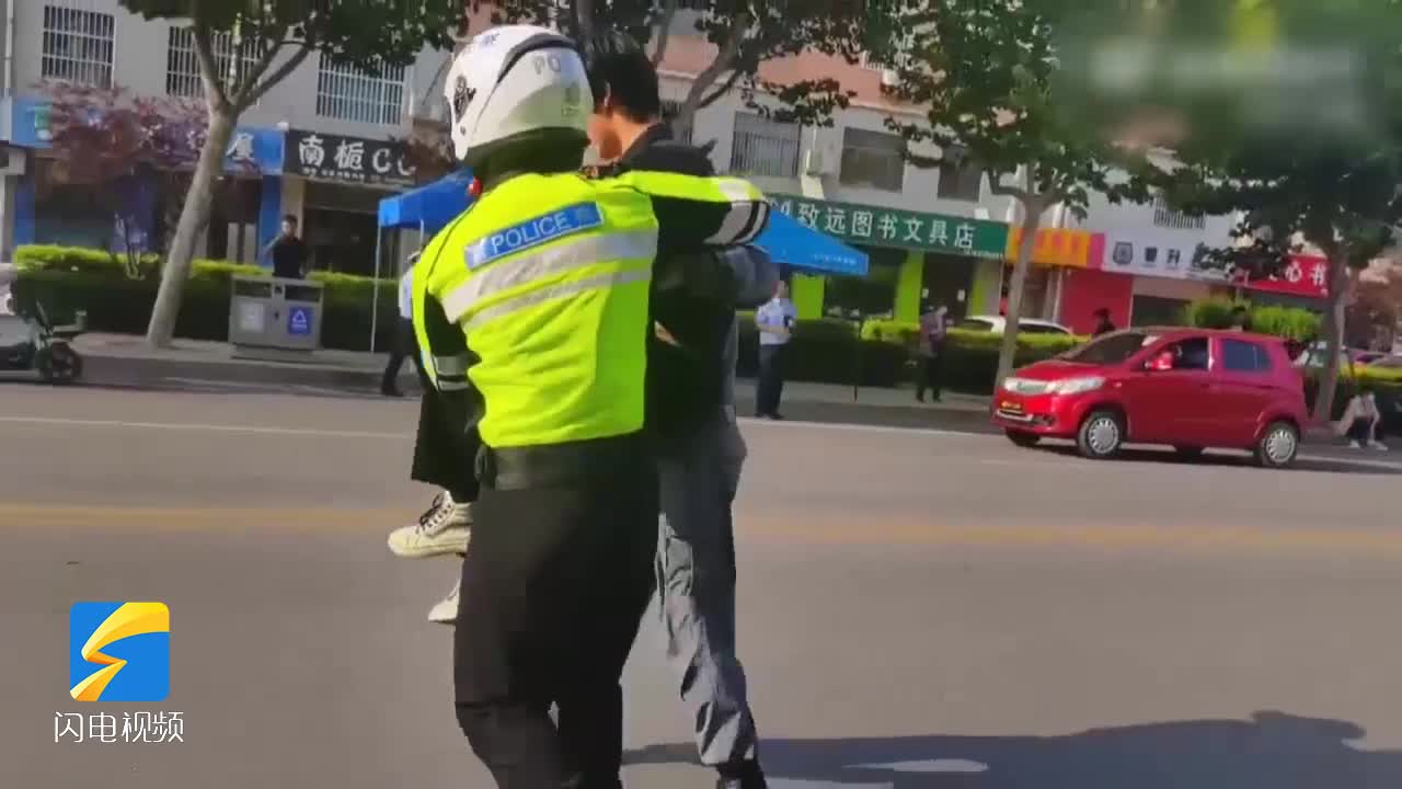 考生腿部受傷 濱州沾化交警暖心“公主抱”送考場
