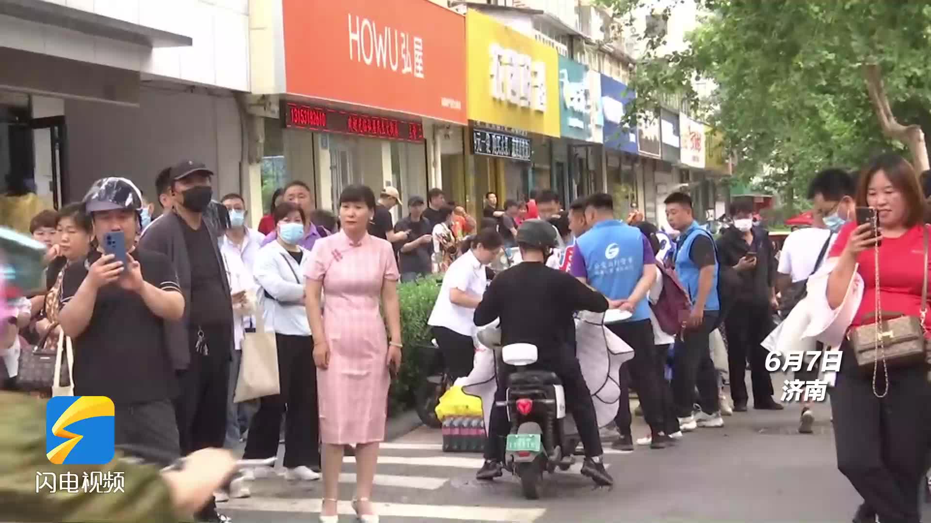 济南公交开展志愿活动服务 为考生加油助力