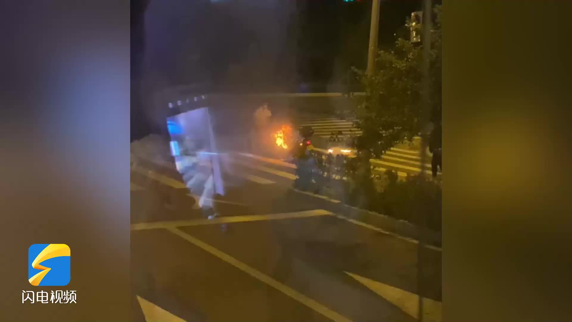 路口摩托车突然着火 路过的公交司机争分夺秒帮灭火