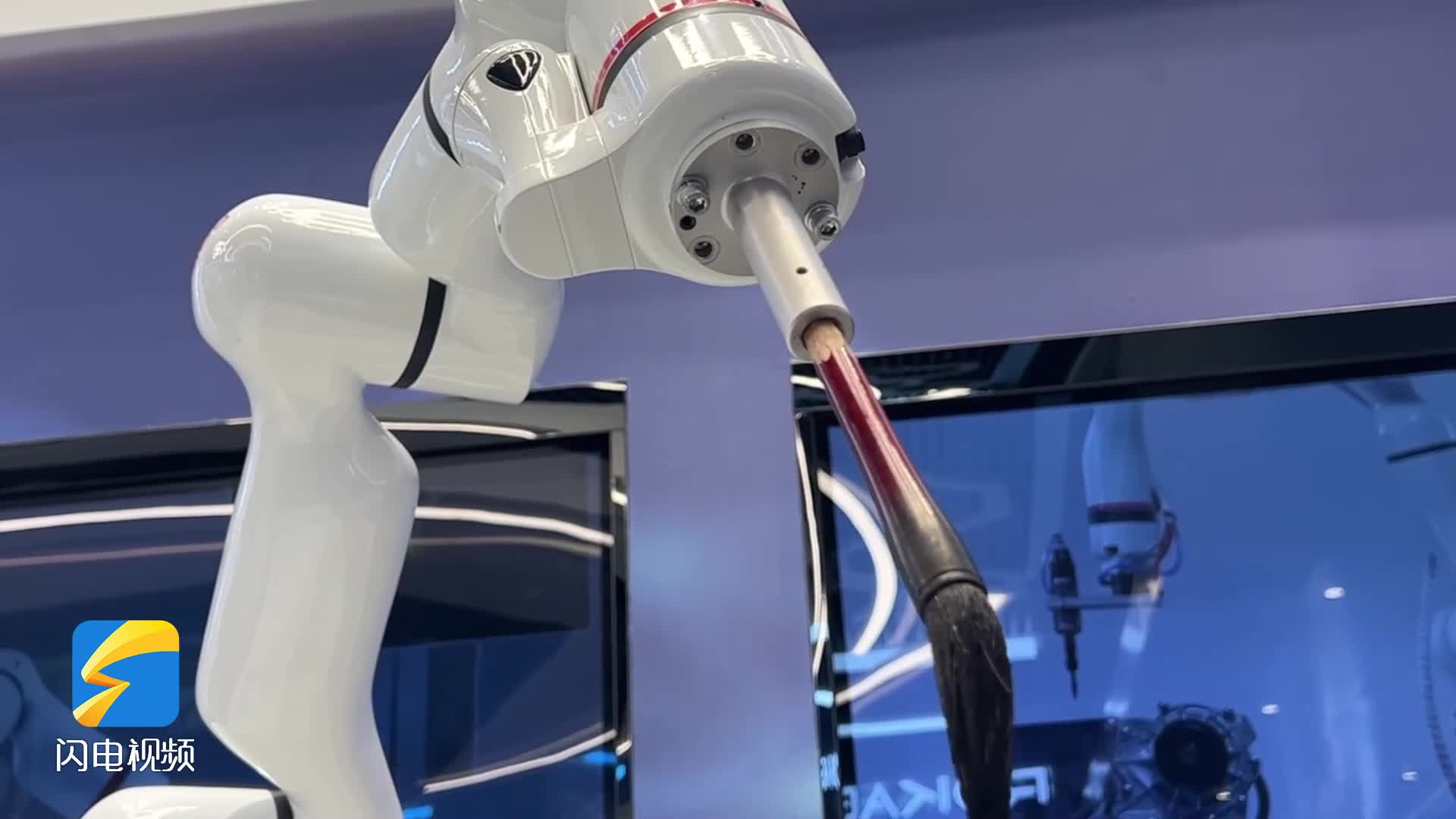 “‘尼’与AI共迎未来”｜机器人“挥毫泼墨” 用科技赋能传统文化传播