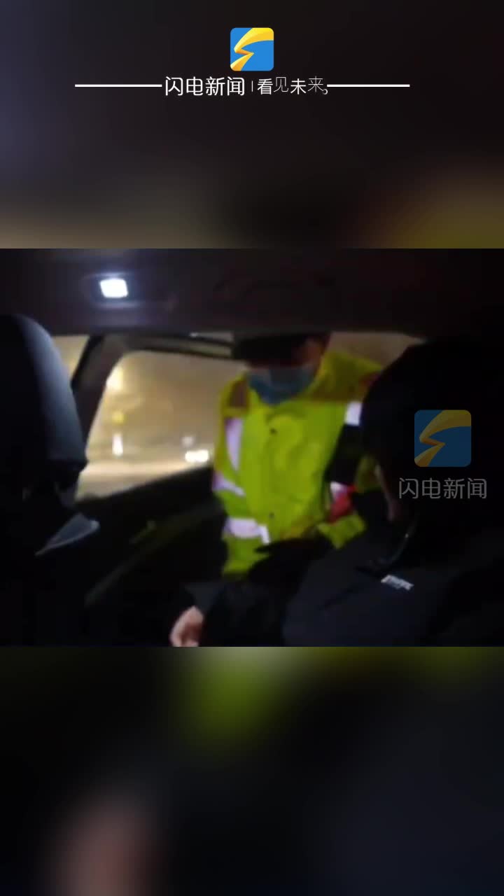 雪天遇到學生求助 交警暖心相助