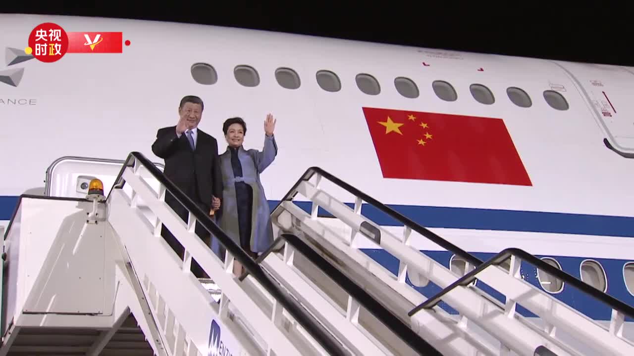 视频丨习近平步出舱门 塞尔维亚总统武契奇夫妇在机场热情迎接