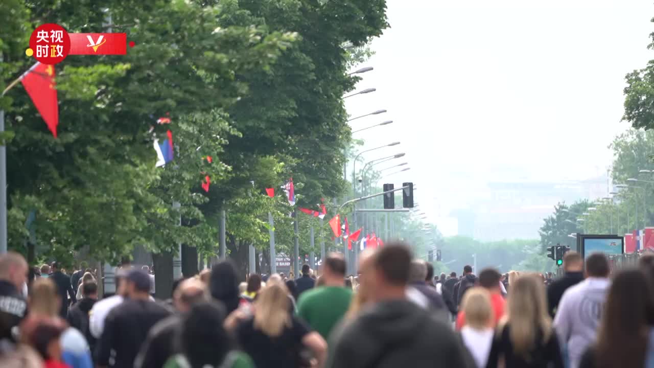 视频丨震撼场面！上万名塞尔维亚群众走上街头 热烈欢迎习近平主席到访