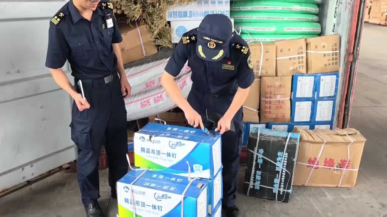青島海關查獲爆炸式鉚釘1.8萬個