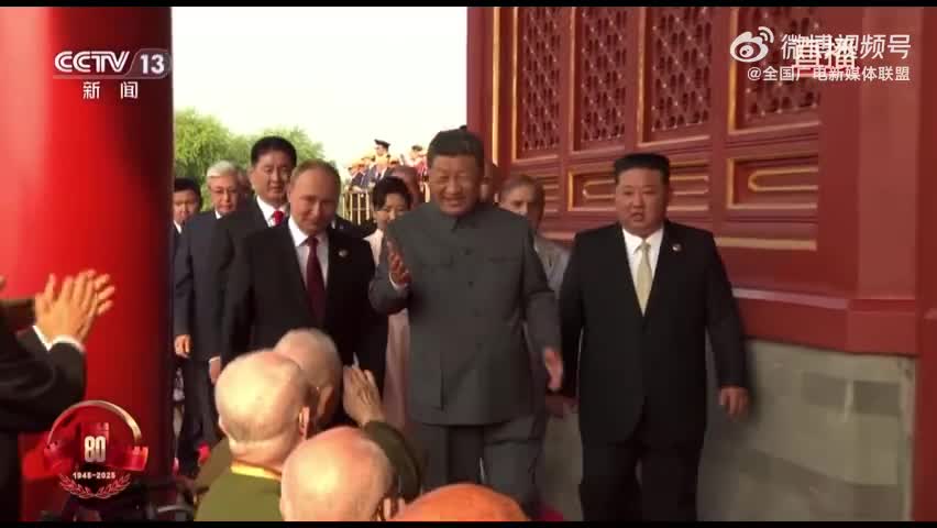 致敬英雄！習近平與天安門城樓觀禮席的抗戰老兵親切握手