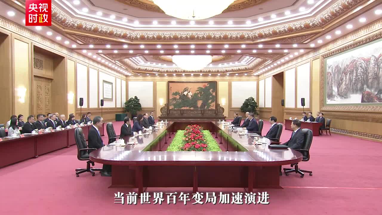 习近平会见郑丽文:两岸同胞走亲走近 走到一起的大潮流不会改变