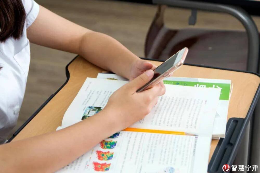 确有需求的,须经家长同意,书面提出申请,进校后应将手机由学校统一