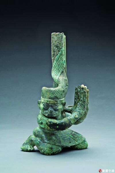 铜扭头跪坐人像 资料图片