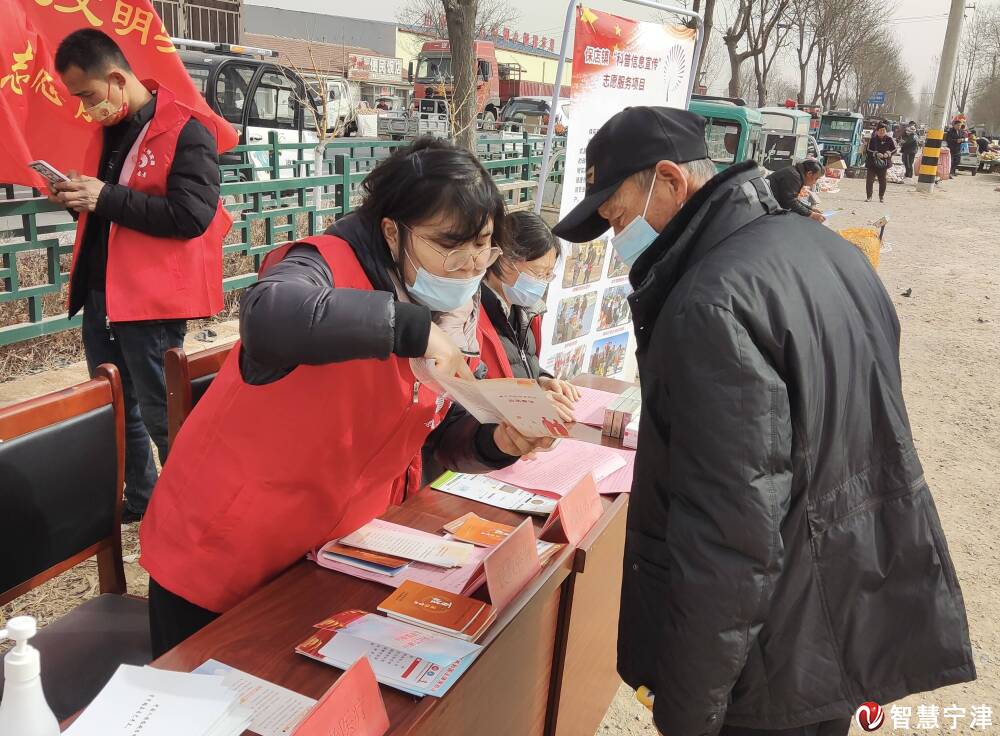 宁津县保店镇便民服务中心在农村大集上设置流动大厅,这是中心工作
