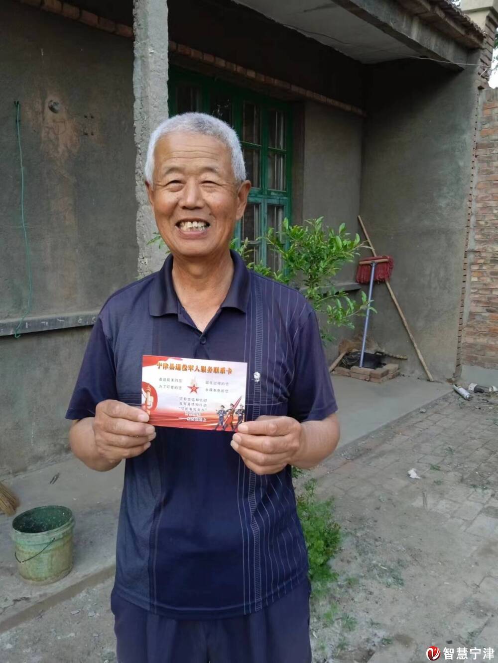 在送联系卡的过程中,长官镇退役军人服务站工作人员与退役军人进行