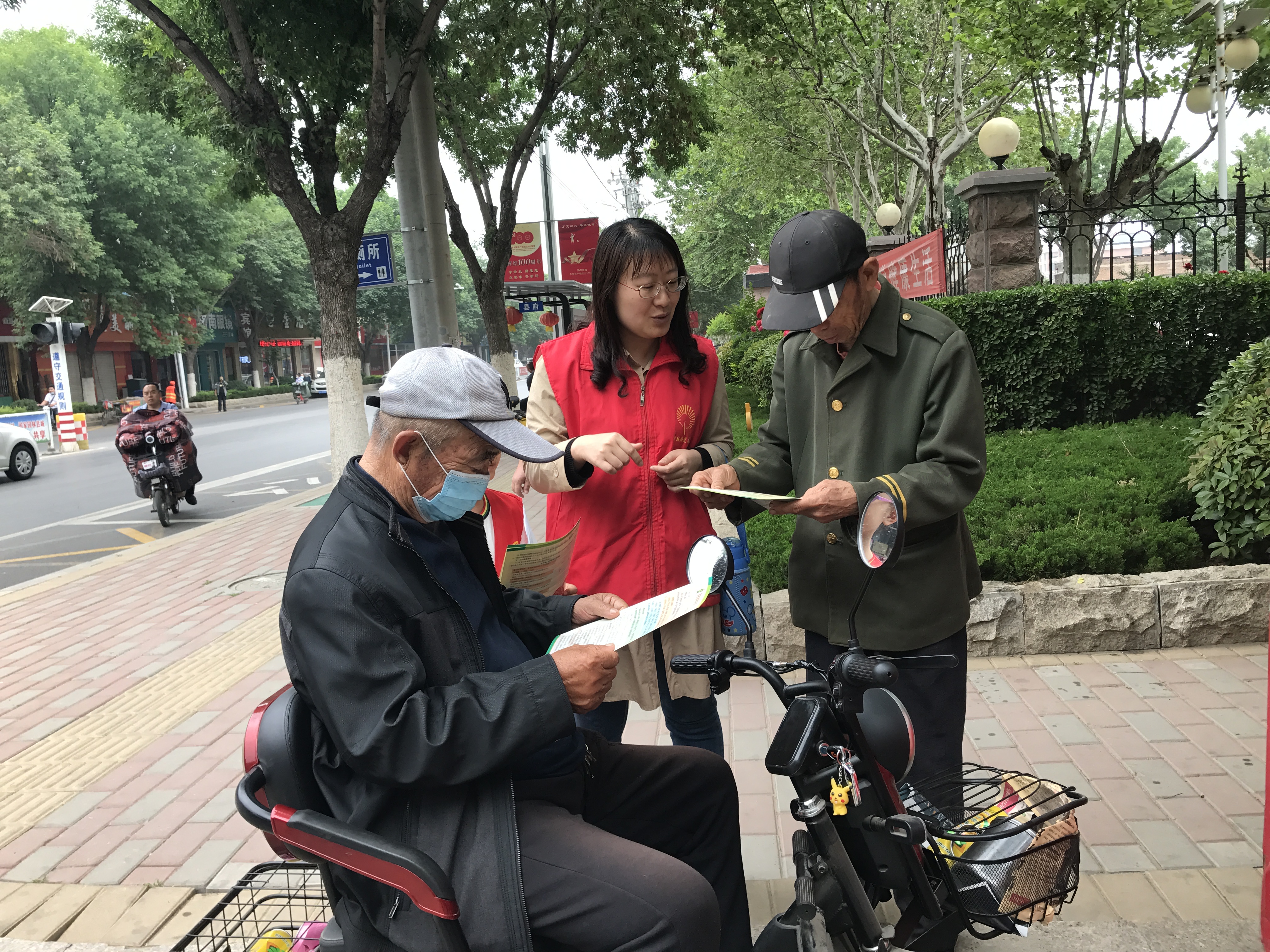 志愿者为过往群众讲解惠残政策宣传