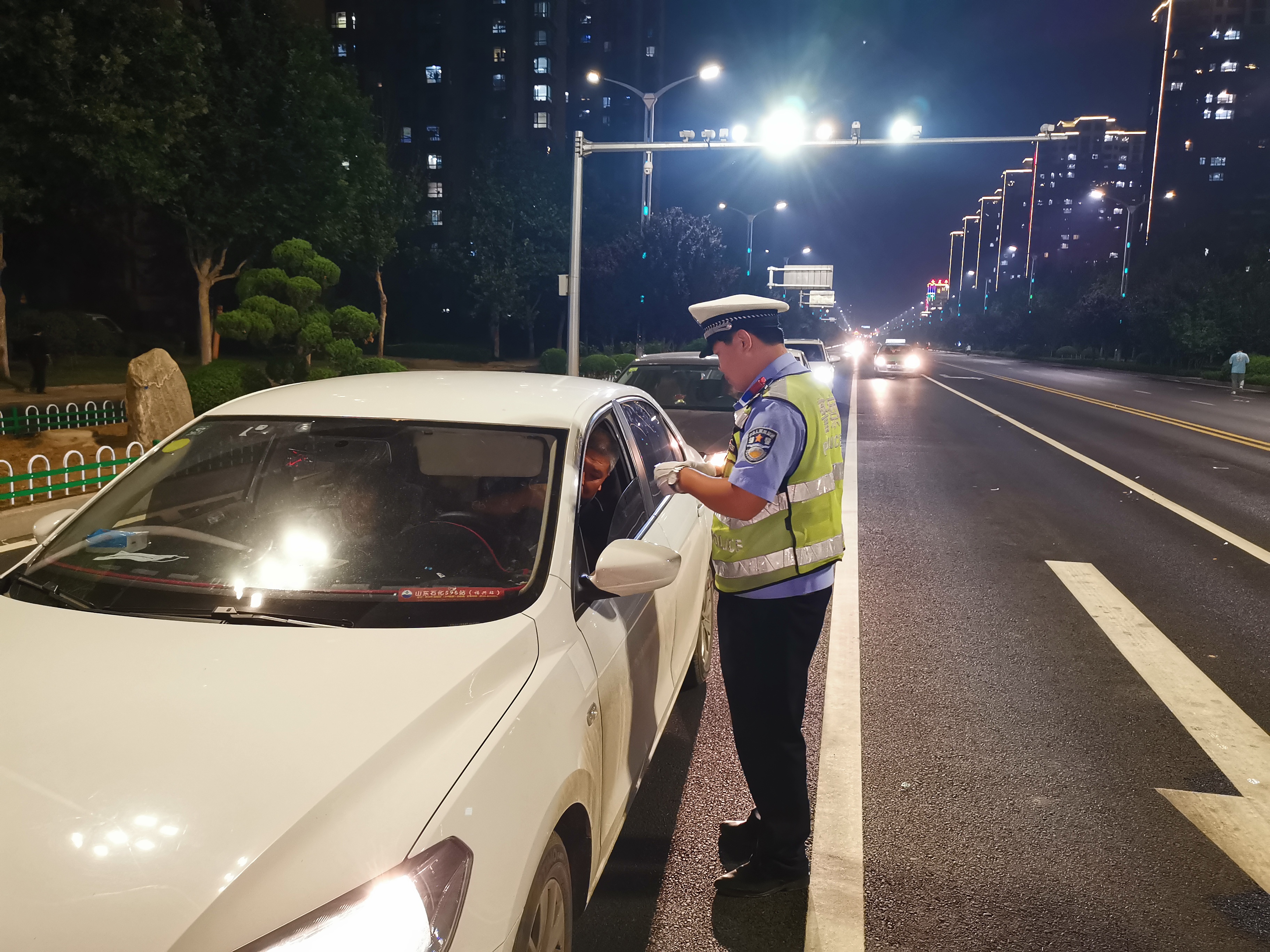 交警查酒驾图片远景图片