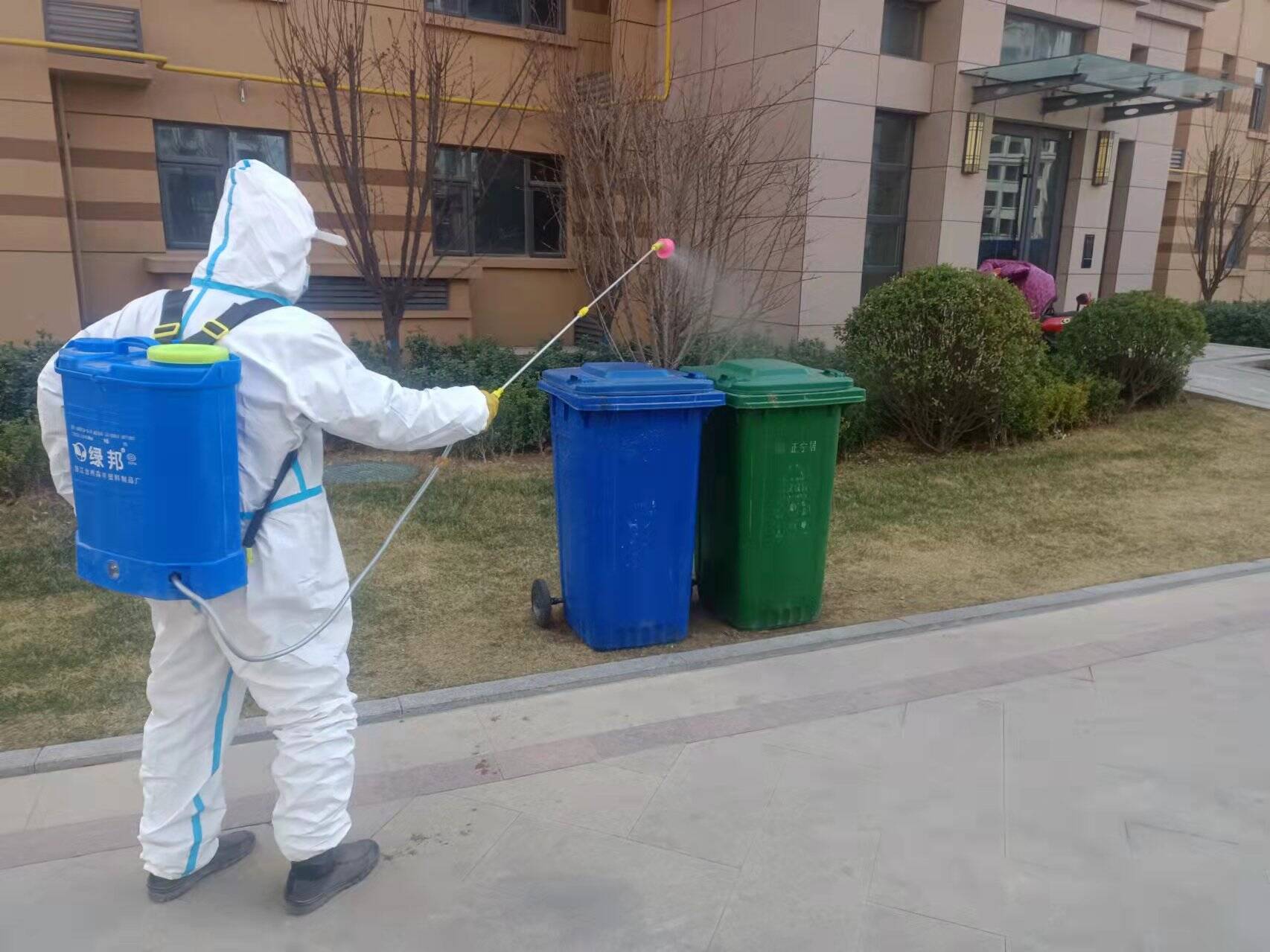 宁城街道组织小区日常消杀筑牢疫情防控安全线