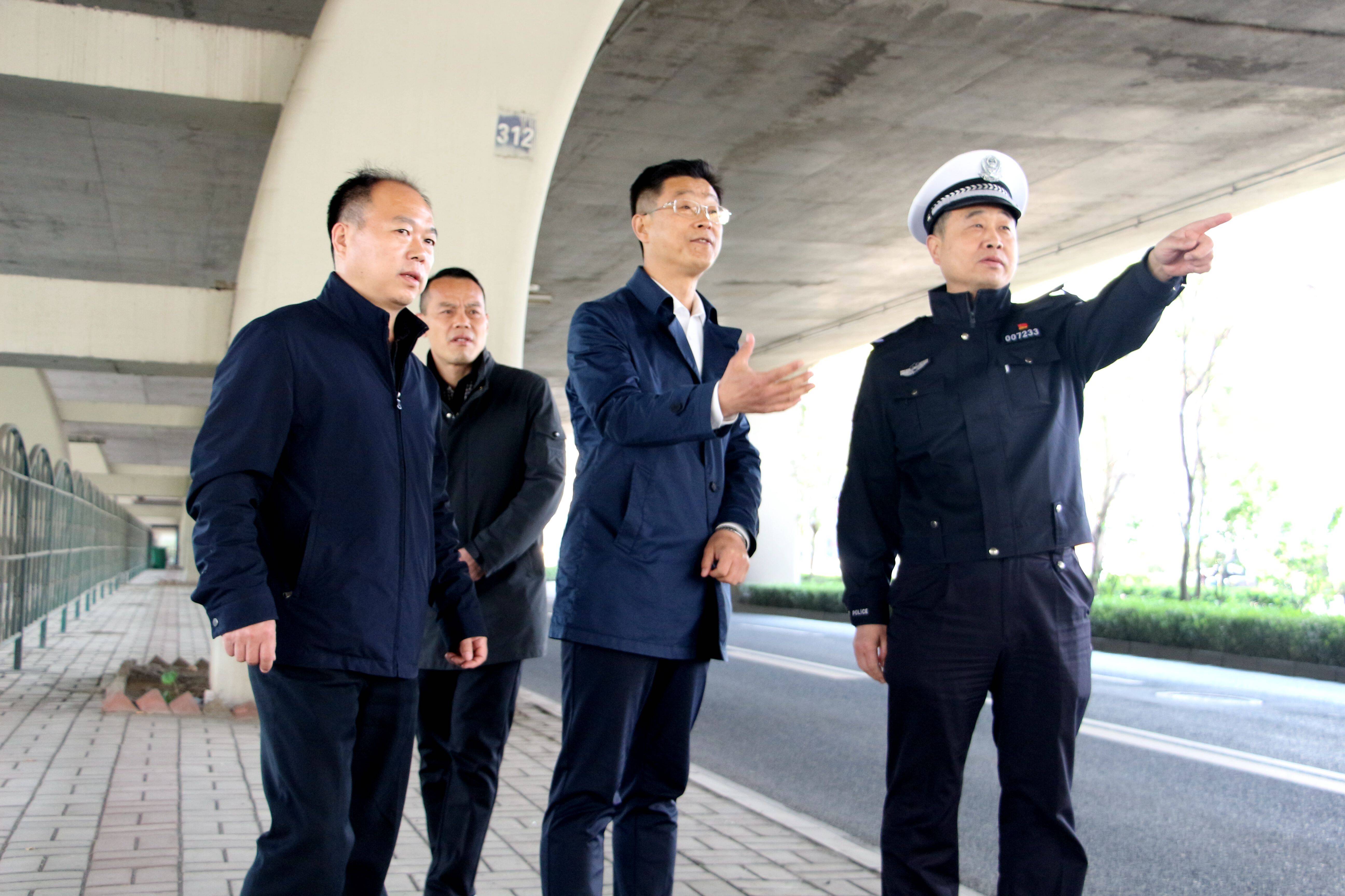 堤口路街道我為群眾辦實事活動邀請區交警大隊大隊長孟令寶現場指導