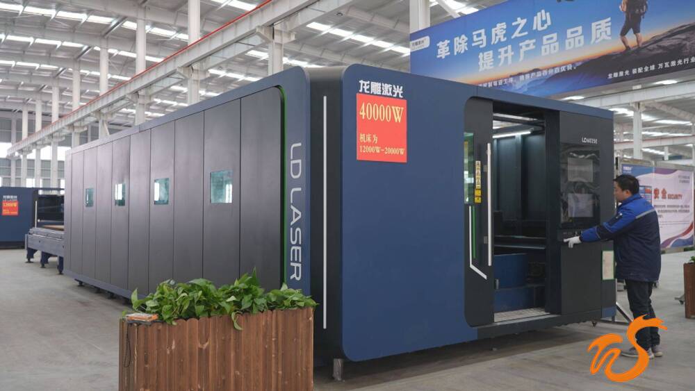 近日,在位于商河经济开发区的龙雕激光山东生产基地车间内,技术人员